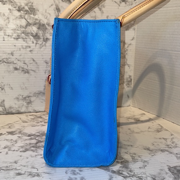 Dooney & Bourke handbag with shoulder strap, key chain, and small coin holder. - Picture 2 of 16